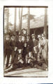 Gruppe Jugendlicher mit Bierkrügen der Brauerei Grüner, ca. 1910 - 1920