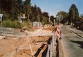 Straßenbau Arbeiten nach Abschluss der Kanalarbeiten in der <a class="mw-selflink selflink">Vacher Straße</a> an der Einmündung <!--LINK'" 0:63--> Richtung Norden, links Wohnanlage <!--LINK'" 0:64--> im September 2004