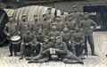 1. Weltkrieg: Soldatengruppe im Hof der  - Aufnahme aus dem Jahr <a class="mw-selflink selflink">1914</a>