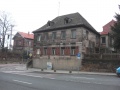 Denkmalgeschütztes Gebäude <a class="mw-selflink selflink">Schwabacher Straße</a> 53, sog. <i>"Erstes Haus der Südstadt"</i> (derzeit in Sanierung), links dahinter das Gebäude des ehemaligen <!--LINK'" 0:36-->