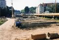 Neubau der <a class="mw-selflink selflink">Flutbrücke</a>, daneben die hölzerne Behelfsbrücke, im Hintergrund Wohnanlage <!--LINK'" 0:97--> im September 2003