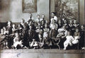 Jüdischer Kindergarten in Fürth - auch mit nicht jüdischen Kindern - Robert Strobel rechts unten hinter dem Tisch, stehend links, ca. 1915 – 7&nbsp;000. Bild in FürthWiki