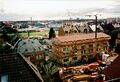 Blick von der  über den  zur Innenstadt mit <a class="mw-selflink selflink">Stadthalle</a>,  und , März 2001