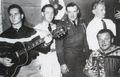 Freddy Quinn im Herbst 1950 bei einem Auftritt in der Bar im <!--LINK'" 0:49-->. Im Hintergrund rechts Rolf Ermann, darunter Kurt Reichel. Links: Freddy Quinn. In der Mitte zwei unbekannte US-Soldaten.