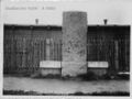 Sog. Luisenstein an seinem ursprünglichen Standort an der Würzburger Straße. Im Hintergrund eine Baracke des Zwangsarbeiterlagers. 1940er Jahre