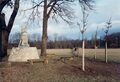 Gedenkstein der Martinskapelle mit neu gepflanzten Bäumen, Januar 1984 – im Hintergrund der ehem. hölzerne Käppnersteg