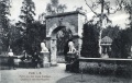 Ansichtskarte vom Eingang zum Klostergarten im <a class="mw-selflink selflink">Stadtpark</a>. Die beiden Löwen wurden 1911 von  gestiftet.