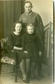 Familienfoto von Willi, Käte und Juliane Hammerer aus der Alexanderstraße 15 vom Fotoatelier <a class="mw-selflink selflink">Georg Krehn</a>, 1. Februar 1941