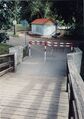 Pumpstation und Bauarbeiten des Wasserverbands Knoblauchsland am , Oktober 1999  – am Steg Umlaufsperren für Fahrradfahrer, die aus Sicherheitsgründen die Räder auf dem Steg zu schieben hatten