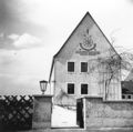 Giebel mit Sonnenuhr am neuen Schulhaus von der heutigen <a class="mw-selflink selflink">Karl-Hauptmannl-Straße</a> aus im Jahr 1940