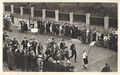 Faschingsumzug 1935 an der Jakobinenunterführung, Gruppe Nr. 63 Trachtler,  rechts das Gelände des 