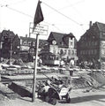 Umbaumaßnahmen am Königsplatz mit der Gaststätte Zum Schwarzen Kreuz im Hintergrund. 1955