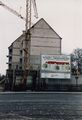 neu erbautes Wohn- und Geschäftshaus <!--LINK'" 0:303--> im Februar 1988. Der eine Flügel am Wiesengrund ist fertiggestellt.