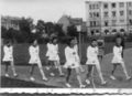 Tag der Arbeit 1937: Die KdF-Betriebssportgruppe der Fa. Schickedanz auf dem Weg zu einer sportlichen Vorführung<br/>an der heutigen <!--LINK'" 0:68--> (im Hintergrund Gebäude Waldstr. 49 und Häuser an der <!--LINK'" 0:69-->)
