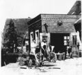 Schmiedemeister mit Gesellen in Vach beim auflegen von Eisenreifen ca. 1910, Zunft- und Meisterzeichen in der Mauer mit "J Krone H 1896"
