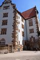 Pesta Schulhaus im Vordergrund mit "Hausmeister" Zugang von der <!--LINK'" 0:23--> aus, im Juni 2020