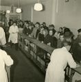 Kundenandrang Schalterhalle AOK Fürth, ca. 1950