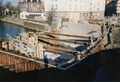 Abbau Spundwand Kasten in der  an der <a class="mw-selflink selflink">Maxbrücke</a> nach  Baumaßnahme. Fertigstellung der vorher betonierten Uferböschung mit Verblendsteinen im März 1998