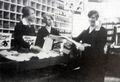 Verkäuferinnen in der Weißwarenabteilung, ca. 1930
