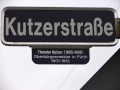Straßenschild Kutzerstraße mit Erläuterung