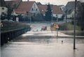 Hochwasser in Vach, Fußgängersteg nach Mannhof, die Brückenstraße unter Wasser mit zu mutigen Autofahrer Feb. 1987. Heute steht hier der hochgelegte 