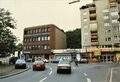  Blick auf die Gebäude  und  mit Firma  heute . Alte Straßenführung, links noch  Gleise der Wendeschleife im Juli 1997