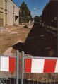 Straßenbau Arbeiten nach Abschluss der Kanalarbeiten in der <a class="mw-selflink selflink">Vacher Straße</a> am Gebäude <!--LINK'" 0:56--> im September 2004