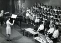 Chor der Friedrich-Ebert-Schule, links am Klavier Fr. Baer, Chorleitung Fr. Mehnert, 1960