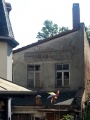 Schriftzug mit zwei stilisierten Pinseln der ehemaligen <!--LINK'" 0:7-->. Rückgebäude von Weiherhofer Straße 55