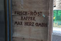 Inschrift im Bereich des Eingangs in der Ludwig-Erhard-Straße 13, Röst Kaffee Max Herz, Jan. 2017