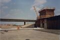 Sanierungsarbeiten am Kanalbett und Neubau des Sperrwerks  Nähe der , im Hintergrund Gebäude in  am 1. Mai 1984