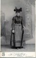 Junge Frau in Tracht mit großem Hut, ca. 1890