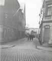 Blick auf den Eingang zum "Schulhof" der <!--LINK'" 0:52--> von der damaligen Lilienstraße aus, (links das Haus mit Gaststätte <!--LINK'" 0:53-->), vermutlich 10. oder 11. November 1938