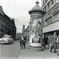 Blick in die Schwabacher Straße mit Coca-Cola-Werbung auf einer Litfaßsäule, heute Fußgängerzone, ca. 1950
