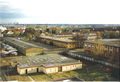 Blick vom Riesenrad des  1998 über die  in Richtung . Mitte rechts Gebäude 79 (heute abgerissen), links daneben Gebäude 72, dahinter Gebäude 71