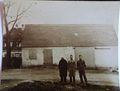 Foto der Familie Büchel 1940 auf ihren Hof mit Nebengebäude Wagenremise und Spargelkammer an der südlichen Grenze. Vlnr. Christof Büchel, Enkelsöhne Christof und Hans. Dahinter Waldmdachgebäude <!--LINK'" 0:217-->.
