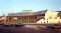 Blick vom Parkplatz  zur neuerbauten <a class="mw-selflink selflink">Stadthalle</a> mit der Einmündung der  im November 1982