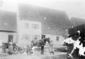 Bauernhof alte Nr. 28 heute <!--LINK'" 0:86--> Wohngebäude von 1874 mit alter Scheune, Wagen mit eingespannten Pferd und drei Frauen, Aufnahme um die Jahrhundertwende...