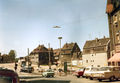 Blick vom Grünen Markt auf die Königstraße im Jahr 1974 - rechte Fassade im Bild Königstraße 40 (erhalten)<br/>noch mit Rückgebäude, hinter der Straßenuhr das Abbruchgelände des ehem. Geleitshauses und der 