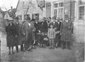 Dorfschmied Johann Ströbel mit Frau Marie und Verwandtschaft vor seinem Anwesen <!--LINK'" 0:240--> mit Benzinwerbung "Dapolin" seiner Tankstelle, links ehem. Gebäude <!--LINK'" 0:241-->, 1928