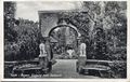 Ansichtskarte vom Eingang zum Klostergarten im <!--LINK'" 0:0-->. Die beiden Löwen wurden 1911 von <!--LINK'" 0:1--> gestiftet.