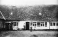 Alte, ehem. Bauernhaus Nr. 25 das "Schottengütlein" heute <!--LINK'" 0:60--> mit Familie Jakob Ziener, Aufnahme ca. 1920