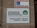 Schild der Sozialversicherung für Landwirtschaft, Forsten und Gartenbau (SVLFG), Standort Fürth in der Karolinenstraße 5 – 11 000. Bild in FürthWiki