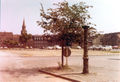 Der ehem. Löwenplatz nach dem Abriss der Gebäude, Vordergrund ein Brunnen. Hier die sog. Scherzerwüste, die lange Zeit als Parkplatz genutzt wurde. Im Hintergrund . Aufnahme von 1974.