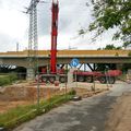 Kranaufbau und Vorarbeiten zum baldigen Einheben der neuen Gehwegbrücke über die  in <a class="mw-selflink selflink">Stadeln</a> im Juni 2020