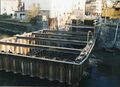 Spundwand Kasten in der  an der <a class="mw-selflink selflink">Maxbrücke</a>. Vorbereitung zu den Tiefbauarbeiten zur Unterquerung des Flusses für die  am 8. Dezember 1997. Gebäude links .
