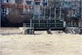 Hochwasser an der <!--LINK'" 0:79--> - im Hintergrund die Senioreneinrichtung <a class="mw-selflink selflink">Kursana</a> im Februar 1997