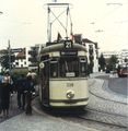 Blick von der  in die Kiderlinstraße. Straßenbahnendhaltestelle Flößaustr. mit Triebwagen 338. Juni 1981.