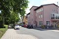 Blick in die <a class="mw-selflink selflink">Langhansstraße</a> im Vordergrund Gebäude <!--LINK'" 0:6--> Steinmetzbetrieb Höfling im Juni 2020