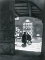 Eingang zum jüd.  und  vor der Zerstörung im April  1932 von der Toreinfahrt  aus. Heute steht hier das Anwesen .